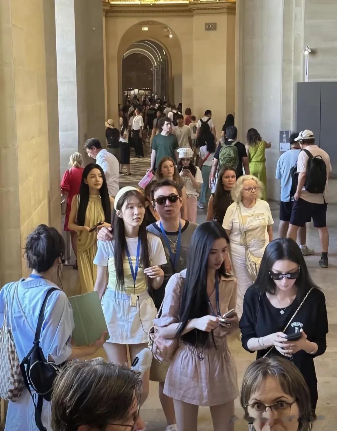 懒懒太能忍了，王撕葱这次背着她带了5个美女逛卢浮宫！这5个女孩看着都挺漂亮的，是