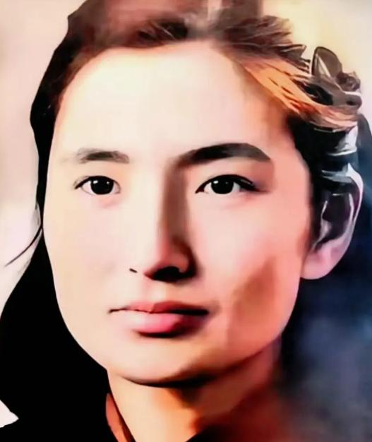 1943年，女特工邓静华炸毁日伪机关后，逃亡城外，不想日军穷追不舍，她被迫驾车过