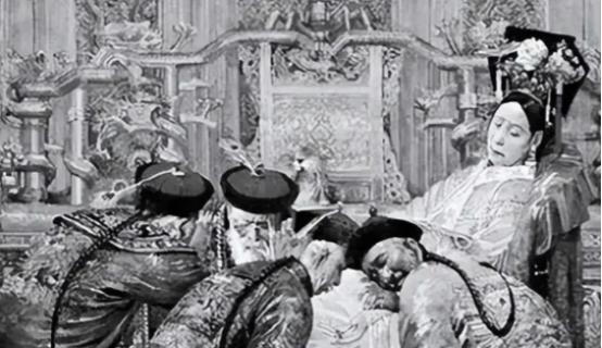 1908年，慈禧临死前一刻，太监看她马上不行了，赶紧给她喝了一碗海龟汤，吊着最后