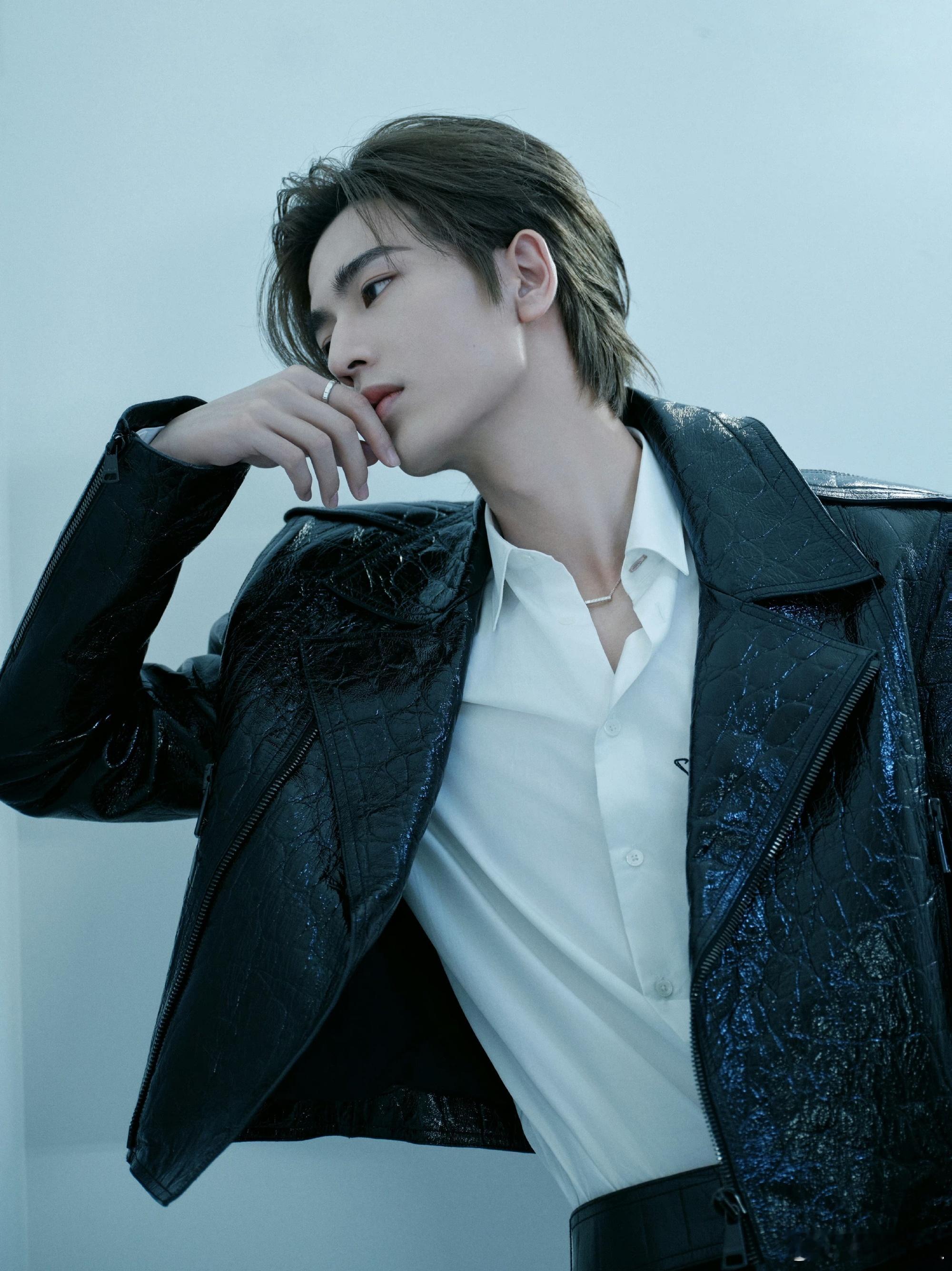 张凌赫小学就是班上最高的男生张凌赫小学系红领巾毕业照原来“理工学霸”小时候长这样