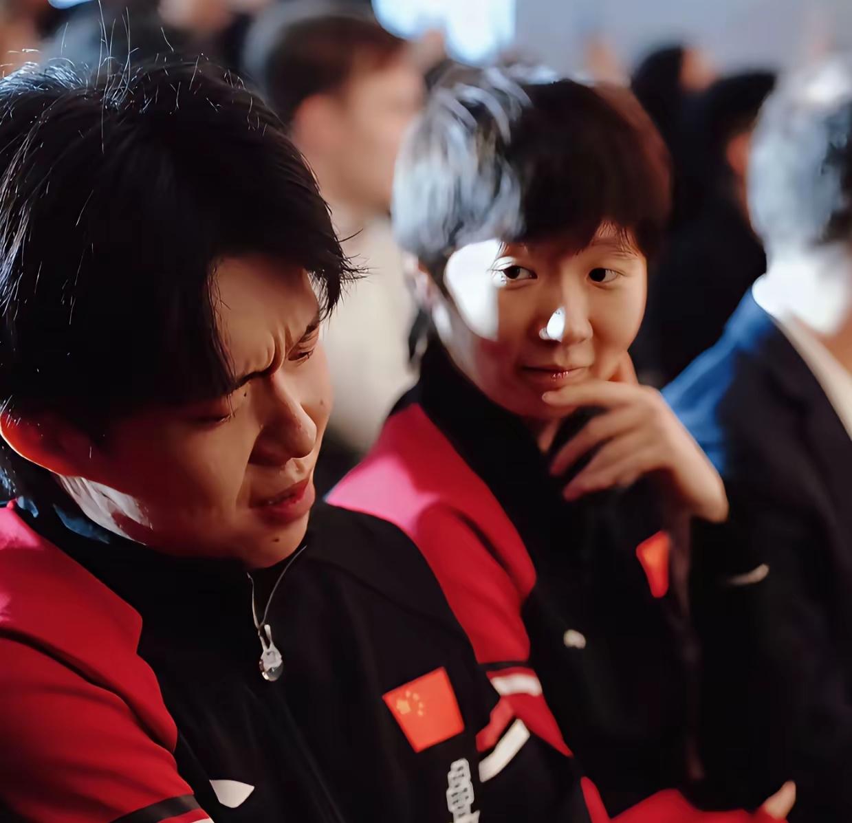 哈哈，头哥遇到啥心事，在自己的世界里沉迷？好像挺无奈，带着点小遗憾，还有点无语，