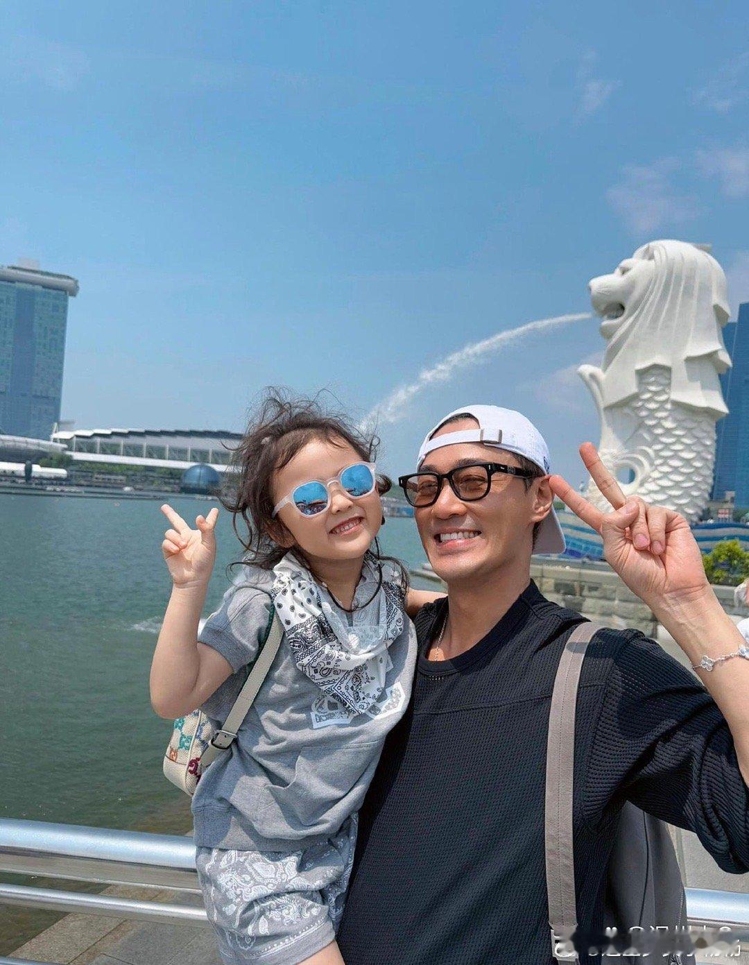 林峯张馨月夫妇带着女儿Luna去新加坡游玩，Luna长得更像爸爸，一头自然卷笑起
