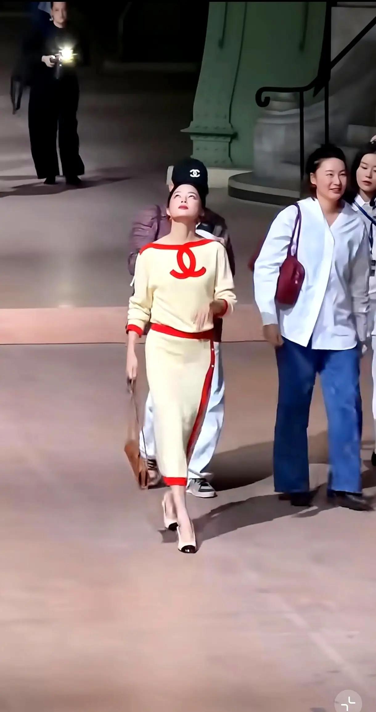 家人们，辛芷蕾巴黎看秀那组图你们看了没？香奈儿2027春夏大秀，她穿米白配正红，