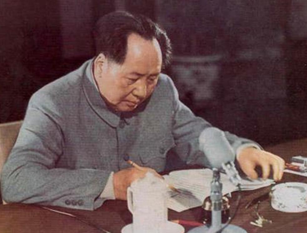 1955年，毛主席曾放出一句大胆预言：中国最晚将在2030年之前，赶超美国。这话