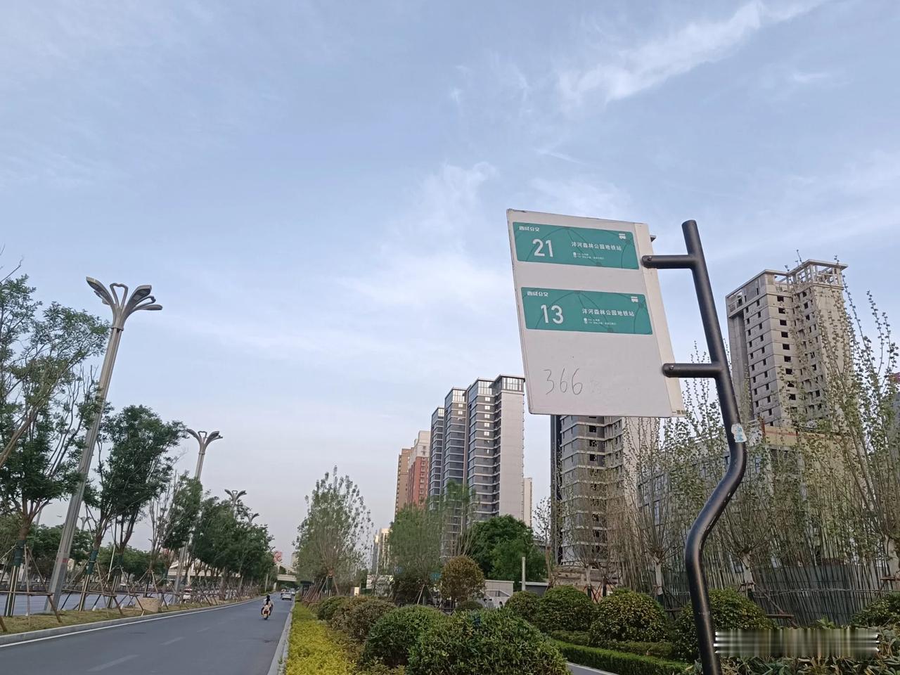 在咸阳吃了汇通面，坐35路车到沣河森林公园，准备坐公共汽车回西安。记得以前366