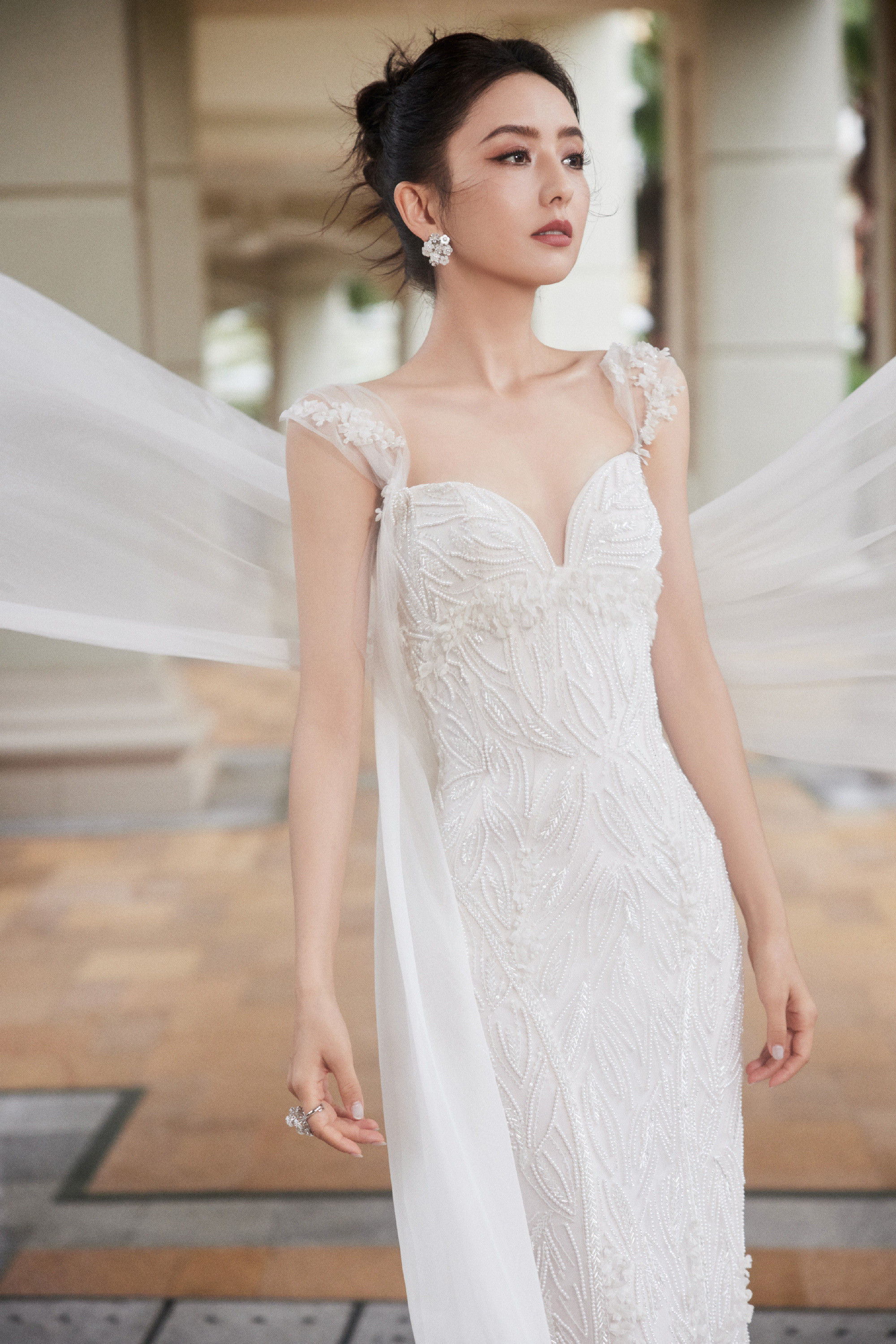 佟丽娅：白纱轻裹，温柔入梦。佟丽娅