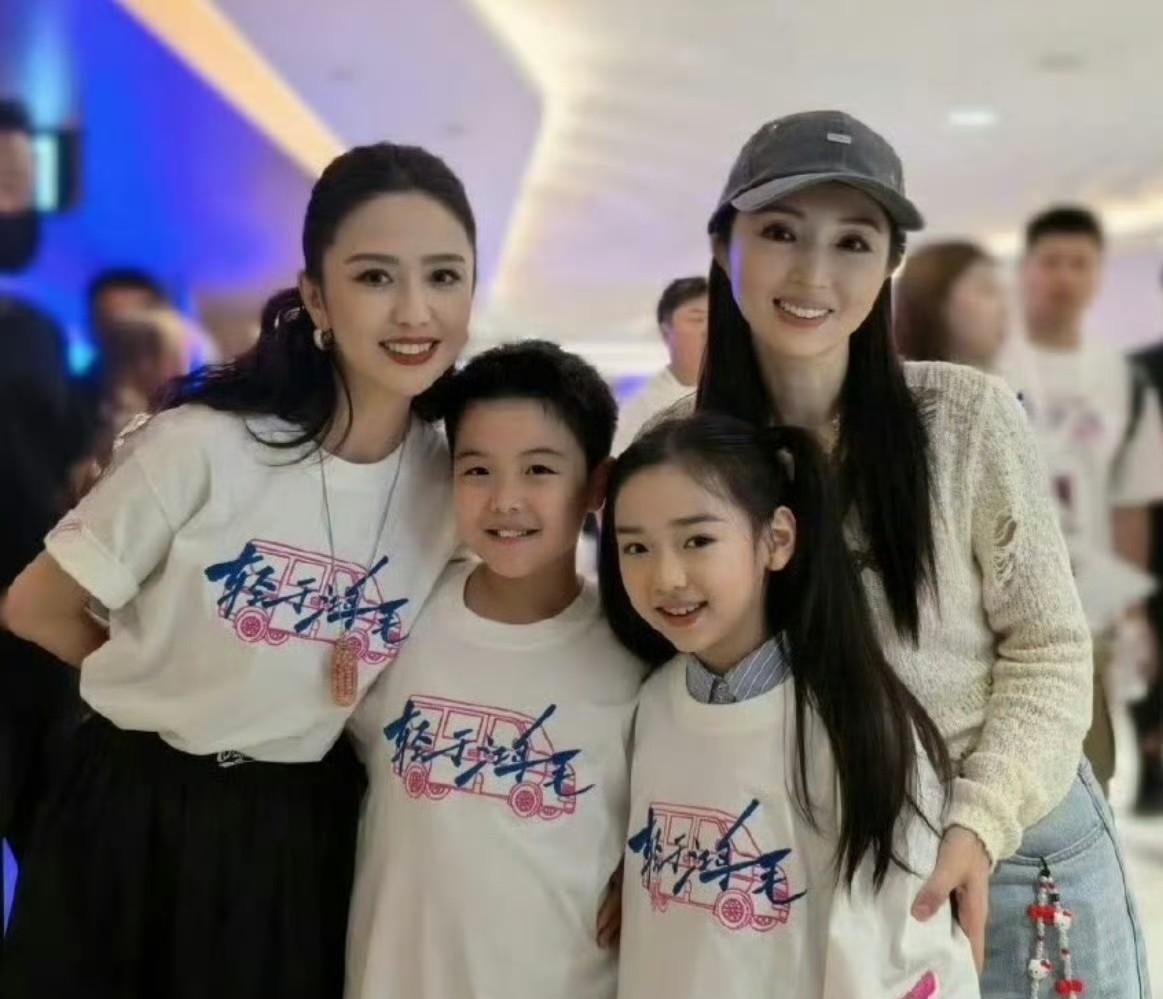 漂亮的妈争气的娃#镜头里两小只同框的瞬间，直接把“美好”具象化了！第一次在现