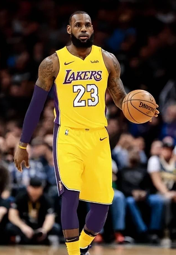 詹姆斯肢体语言沮丧成什么样了指示八村垒去防沙梅特，人家八村垒在内线顶米罗呢，结