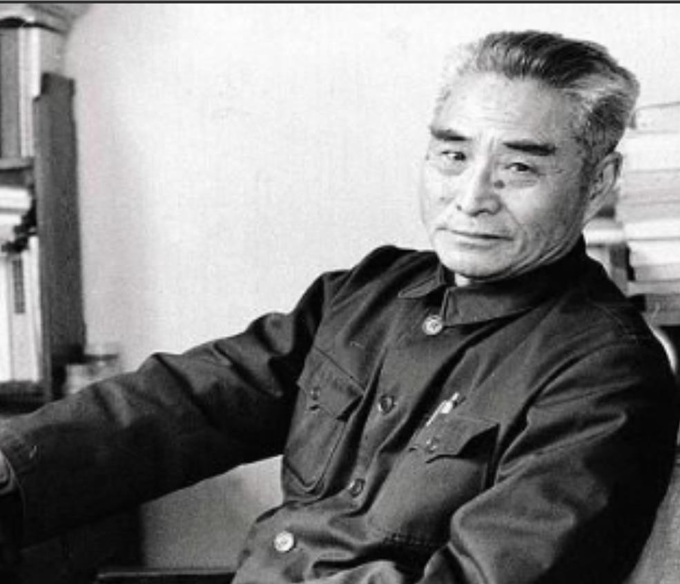 1975年，蒋介石得知黄维被特赦的消息后，立刻邀请他前往台湾，不仅补发了他被俘2