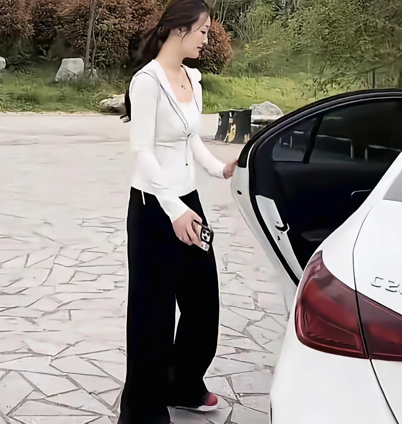 经历一次婚姻的陈亚楠依然高调，开服装店订婚买了辆奔驰c260陈亚男最近分享了一