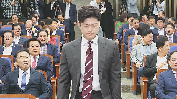 大选失利后，金龙泰似乎已失去面对镜头的勇气？不是低着头，就是咬着嘴唇，要么就