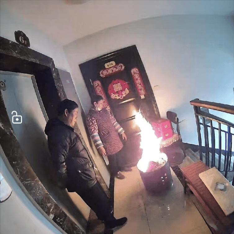 新房被陌生人烧纸钱，业主该如何维权？贵州贵阳一对夫妻购买的新房遭陌生人闯入烧