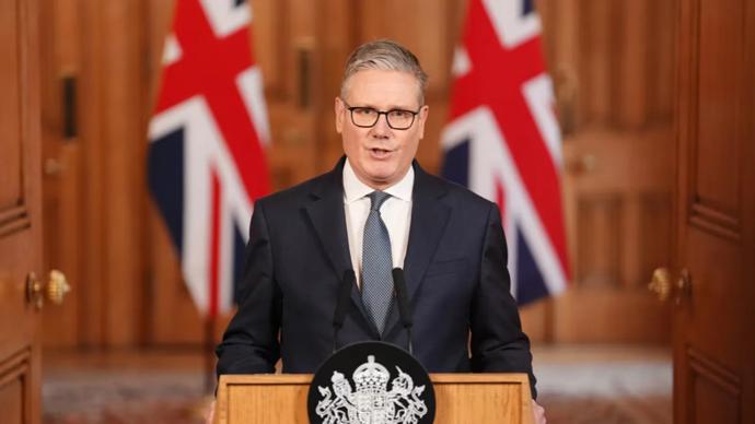 英国首相斯塔默被伊朗狠狠教训了一顿3月2日，伊朗的无人机直接轰炸英国空军基地，