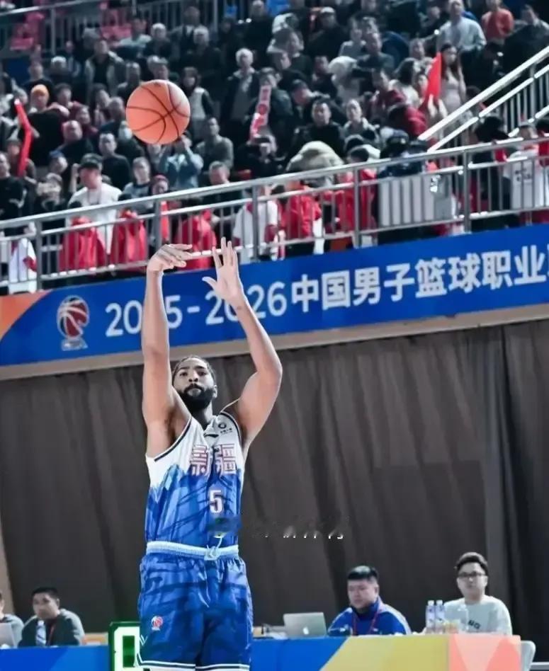 放走的外援，正在亲手惩罚你的决策。特莱斯面对旧主新疆，轰下32分。而新疆新签