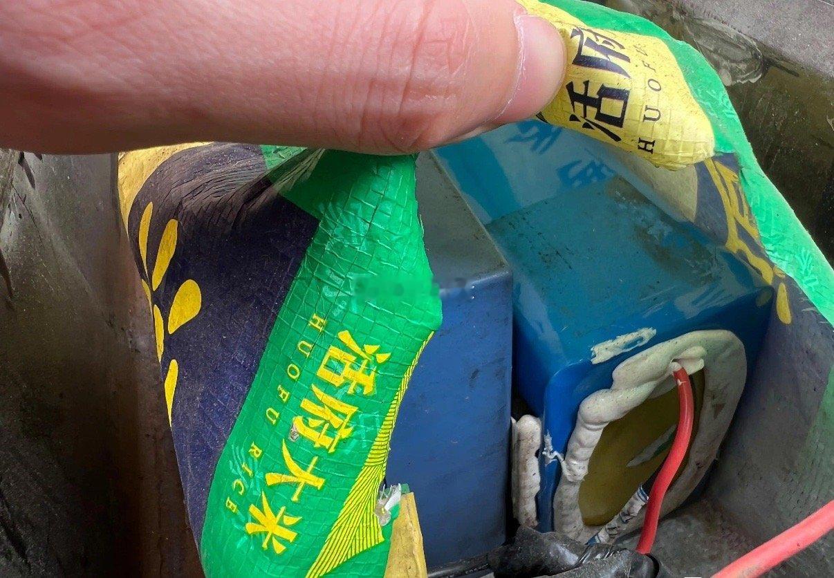 半年前买了台很老的二手小电驴，放假没法带回去，搜教程给电瓶断电，打开电池盖傻眼了