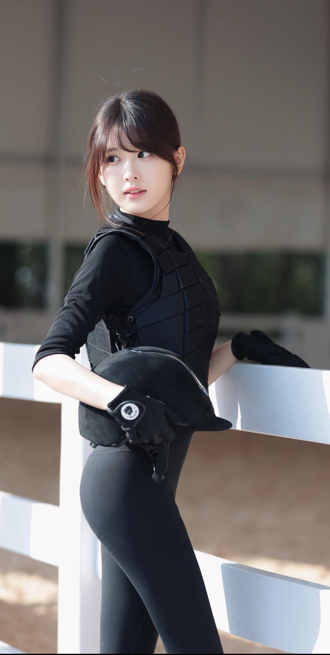 黑甲护身，英姿飒爽。