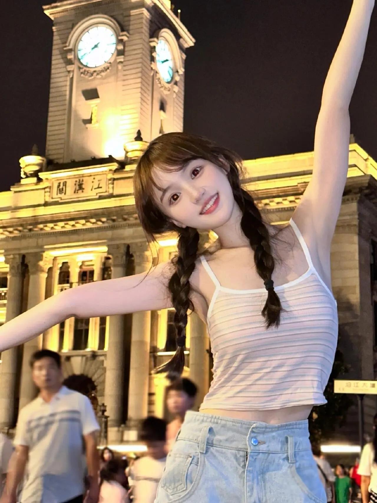 夜晚钟楼下的少女，微笑与自由