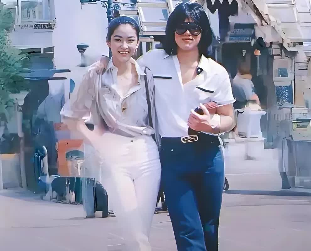 70年代末，泰国街头，成龙与林青霞的年轻时的同框留影，那个时候的他们正值风华正茂
