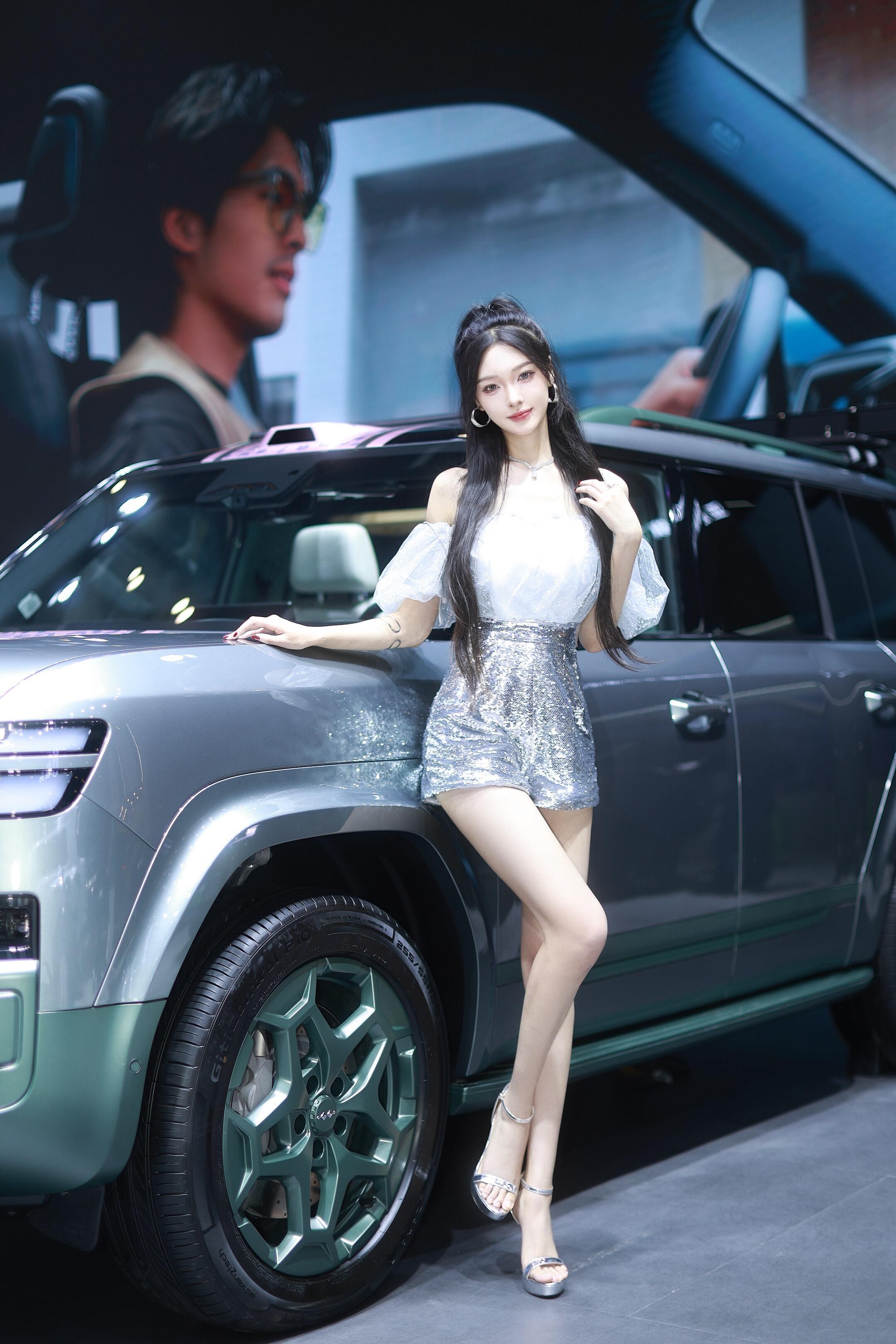 谁家的大号手办跑出来了车模小姐姐