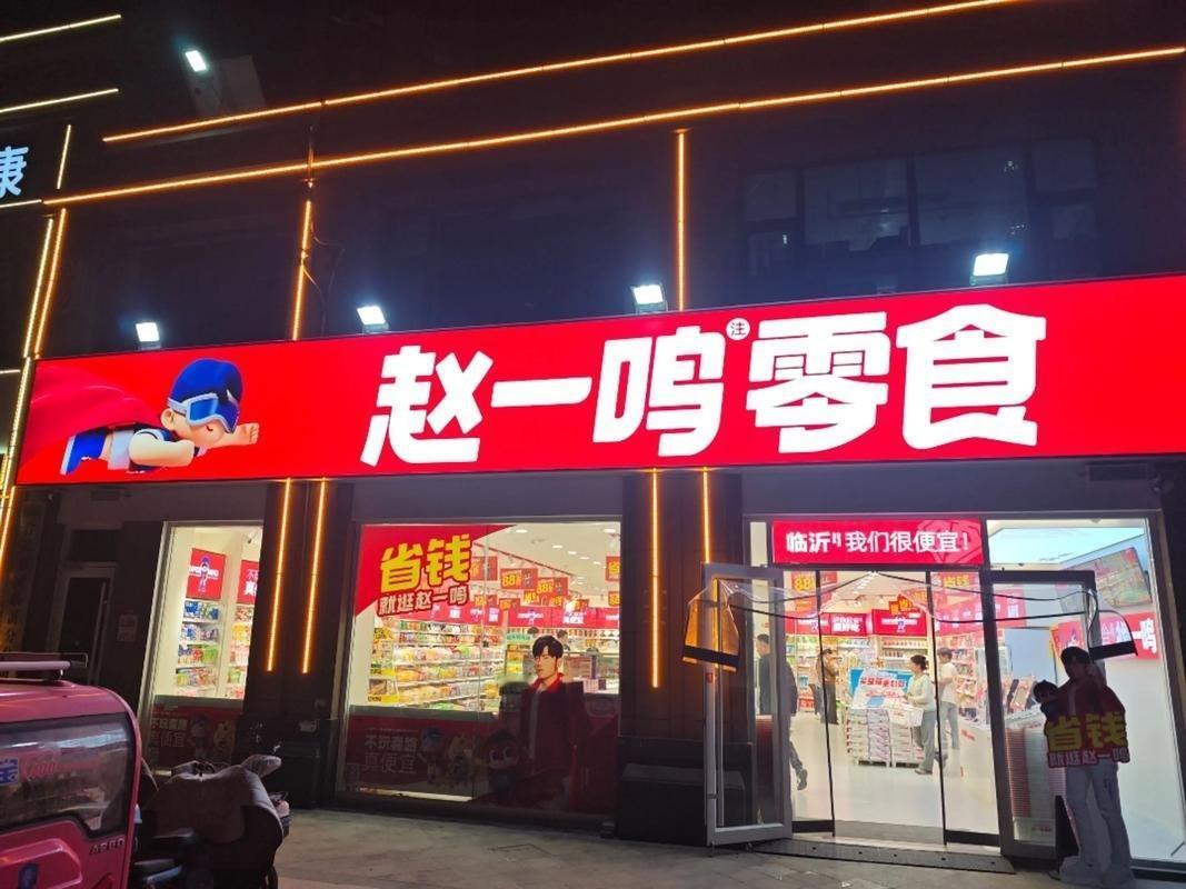 满大街都是的平价零食店，你以为进去是薅羊毛，结果人家把你当大肥羊宰。最近那个火遍