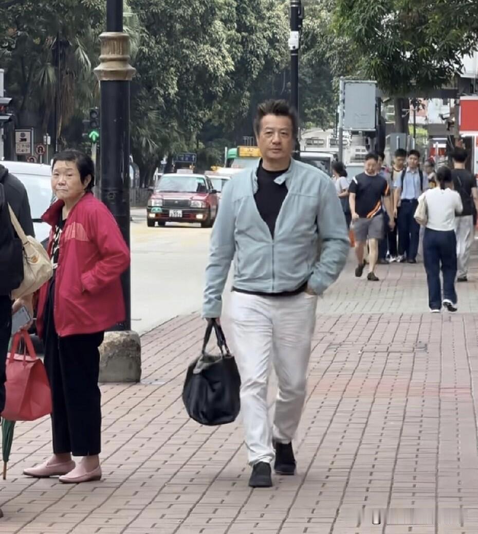 75岁的香港男演员石修，太年轻了，哪里像75的人，拎着包，穿搭休闲看起来状态就像