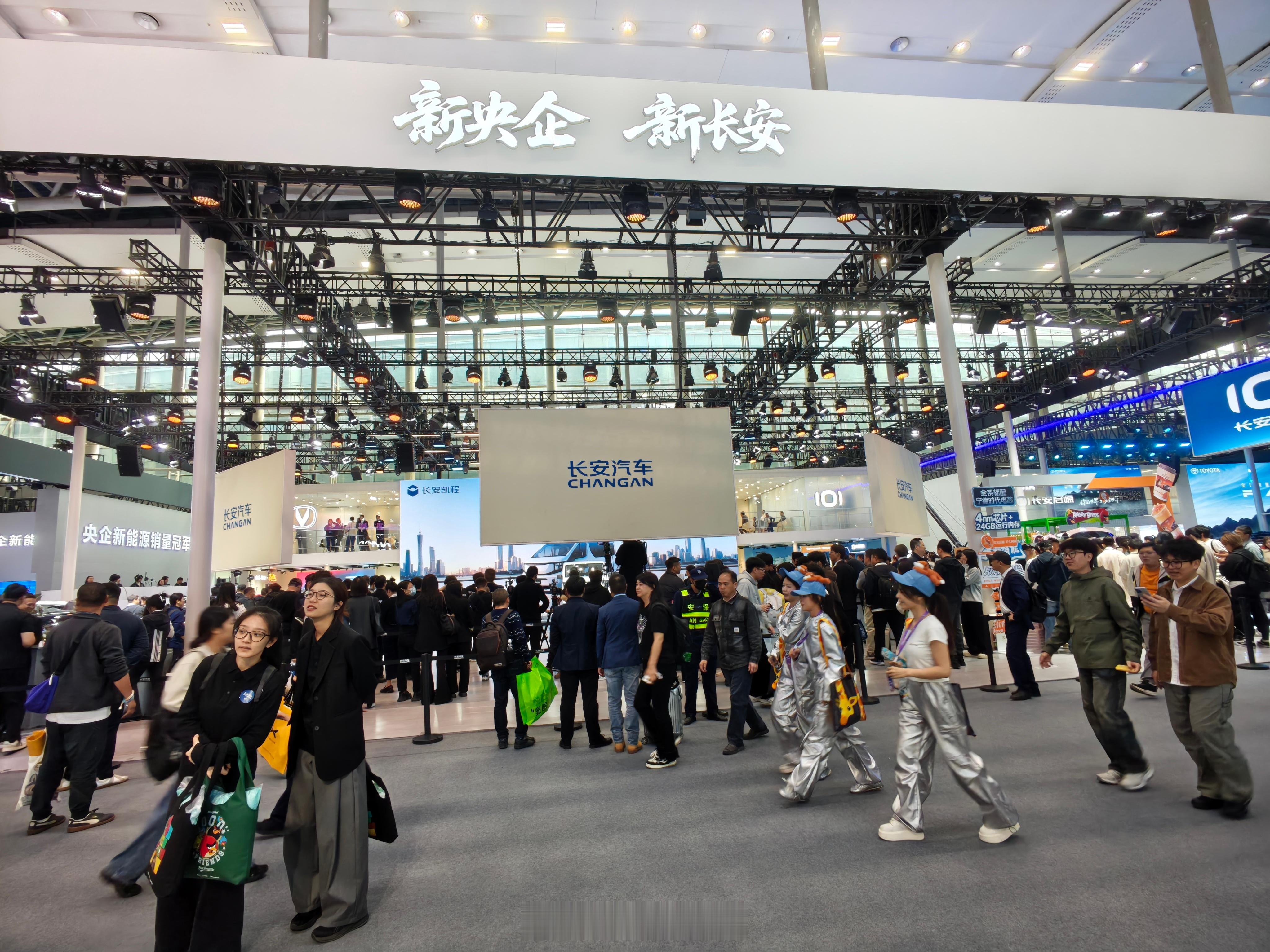 看到长安展台了，这次全新启源Q05是主角，售价7.99万起，可选405