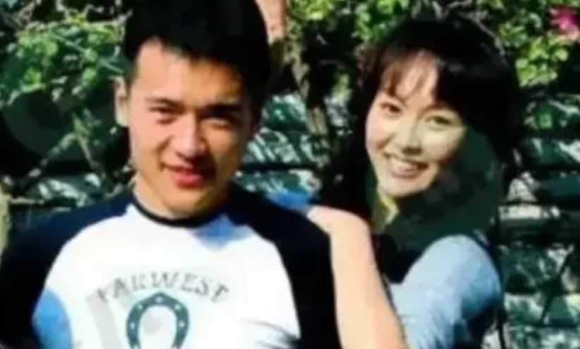 2010年夏天，唐嫣刚结束《夏家三千金》的拍摄，手机响起男友高云翔的声音：“糖糖
