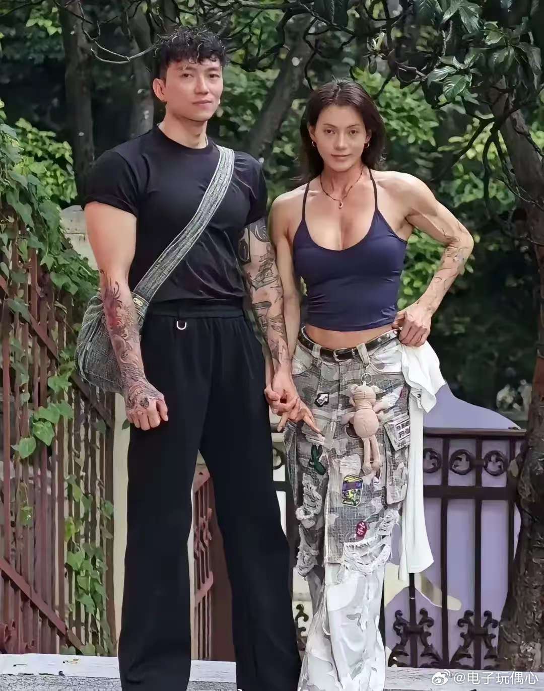 这一对颜值身型真的是天花板级的呀！这肩膀二头肌扛扛的！棒棒哒！