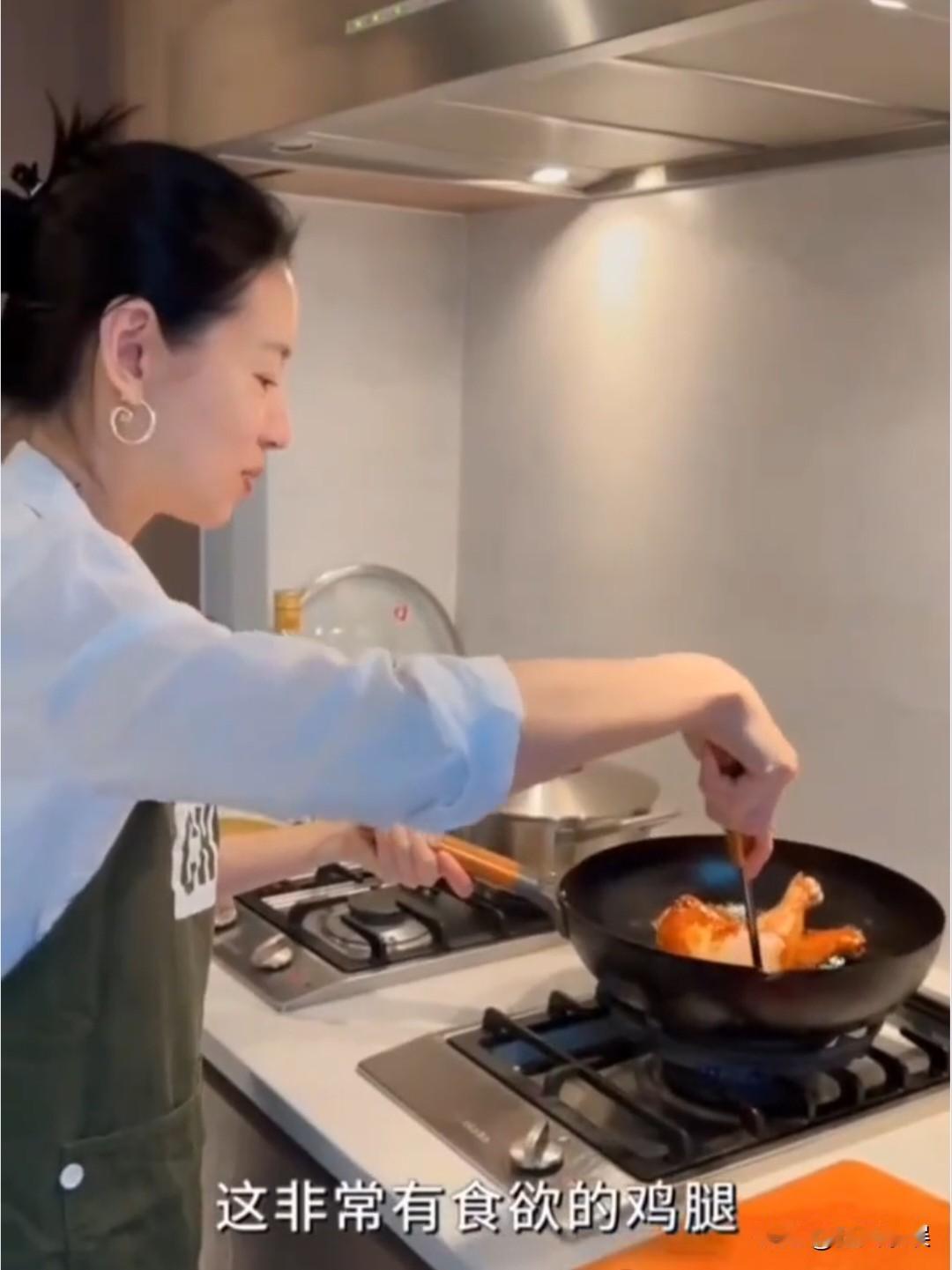 董洁给儿子做饭，顶顶却一脸嫌弃，母子互动好真实董洁给儿子做饭，画面温馨得让人