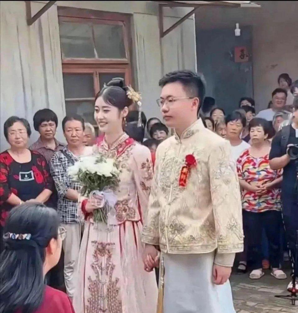 看这婚结的唯一高兴的就只有新娘吧