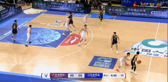 广东队打江苏队，这比赛打的跟玩一样，轻轻松松就赢了26分，，这让前面输给江苏队的