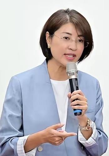 许淑华在举办两岸两湖论坛中人气迅速飙升，她更是岛内一些政客的榜样和标杆。美女县