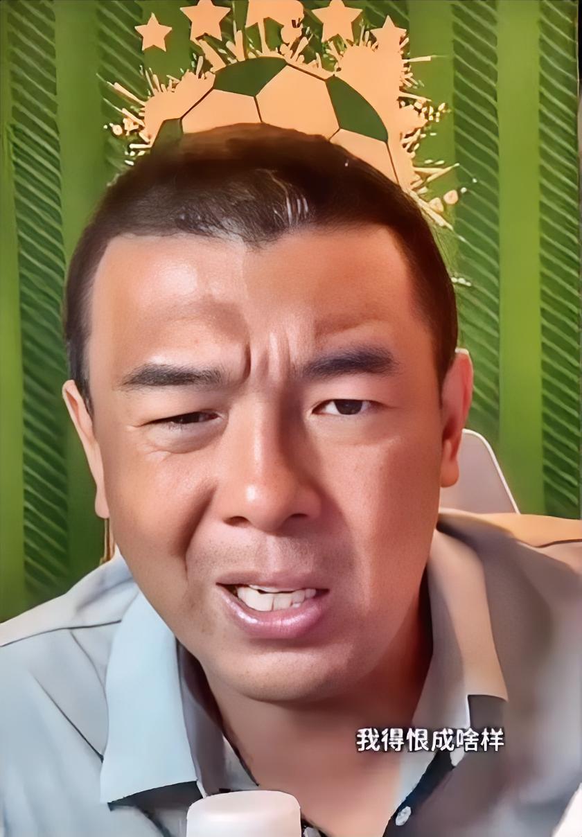 国脚徐亮拿不到足球教练员证书徐亮是著名国脚，被球迷戏称为徐亮汉姆。但是上下