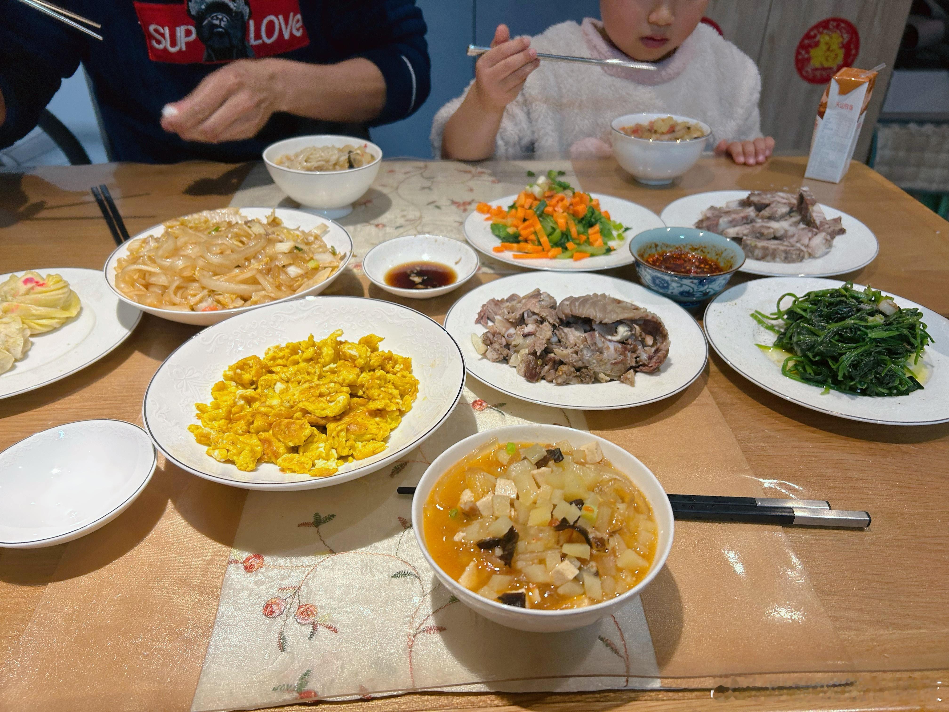 甘肃人过年必吃臊子面，我把食材都搬回宁波了。太好吃，甘肃逢年过节喜事必吃，百吃不