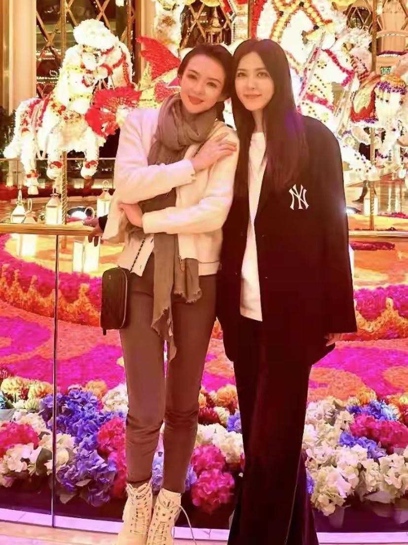 30年同窗情！章子怡曾黎百花晚会罕见同框，这状态绝了！近日，章子怡录制“百花