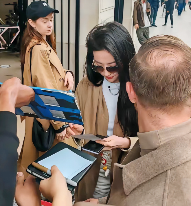 刘亦菲抵达巴黎时装周路人镜头下生图封神直接把“东方美貌”刷屏了她一头黑发如瀑