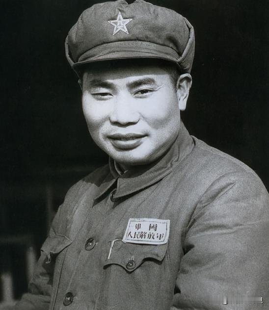 1974年，杨得志去农村探望昔日共同战斗的战友，却发现这位战友健康状况恶化，因贫