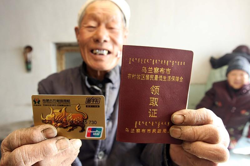最近刷到城乡低保标准连年上调的消息，真的觉得是实打实兜住民生底线的好事。就拿攀