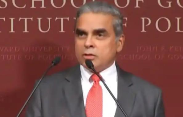 新加坡印裔学者马凯硕说：“美国在世界上对任何国家都能为所欲为，唯独一个国家例外—