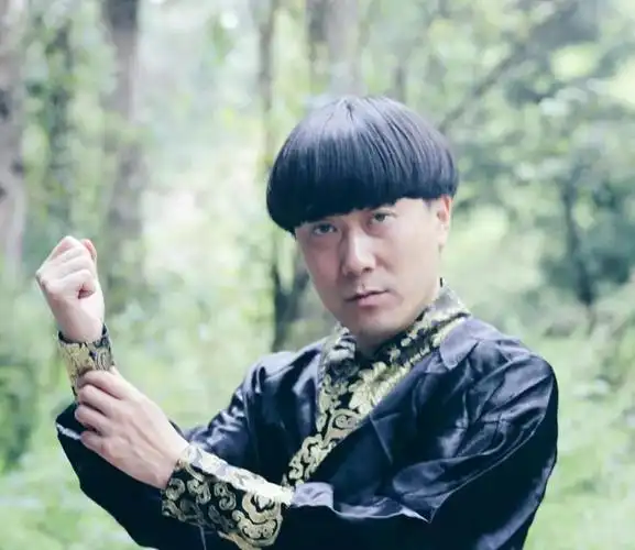 80后云南小伙，陈翔，在街头把“一分钟喜剧”拍成了千万生意。他不是科班导演，不是编剧。1985年生于