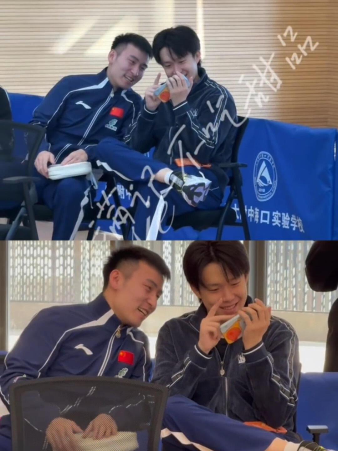 这俩宝宝真的很开心，头哥拿着手机看啥，全在脸上，牛牛也是张望靠近，被吸引手里到底