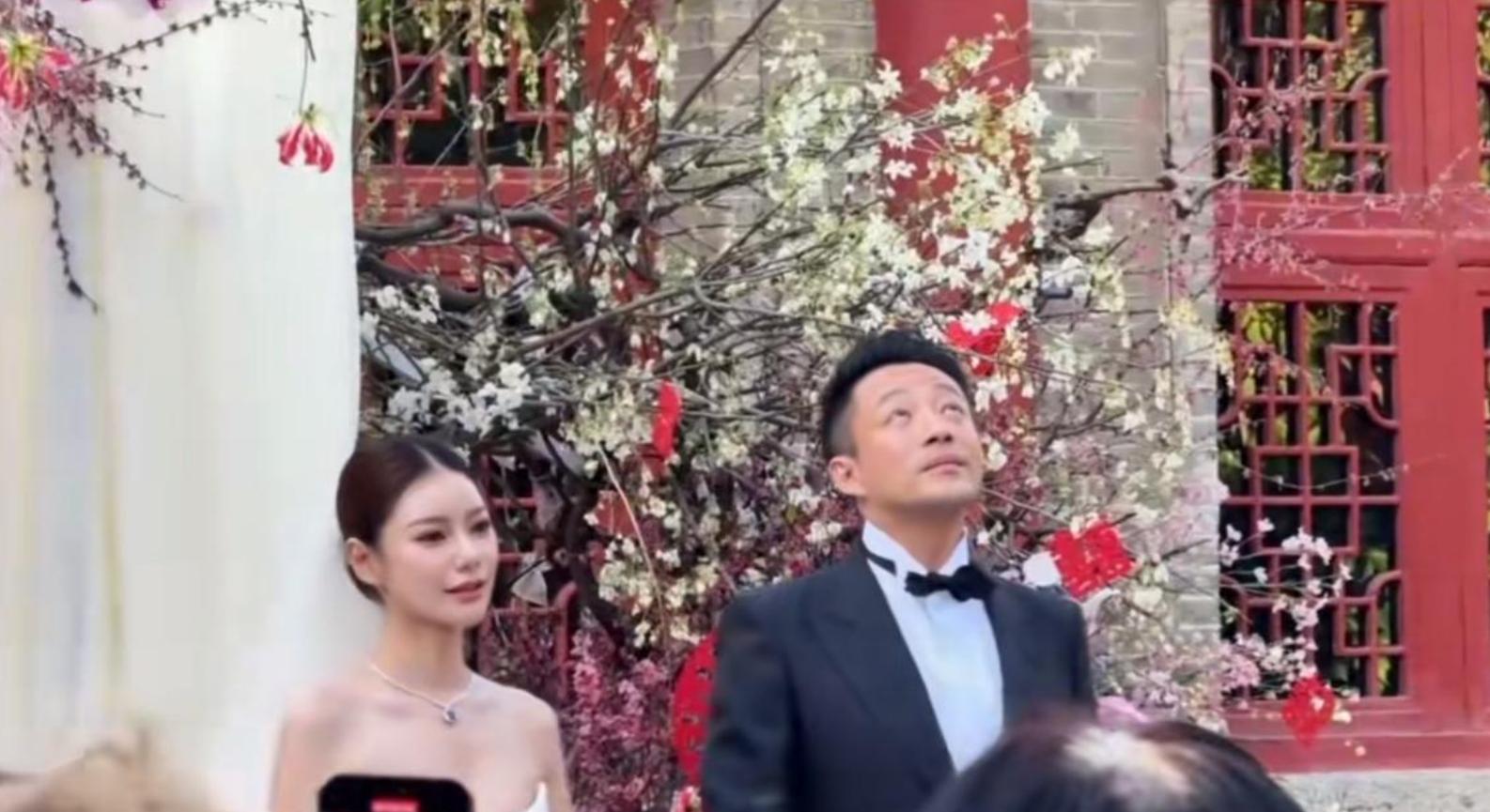 汪小菲亲吻完新娘，抬头望向天空，是在看天上的前妻？众多网友在汪小菲的婚礼