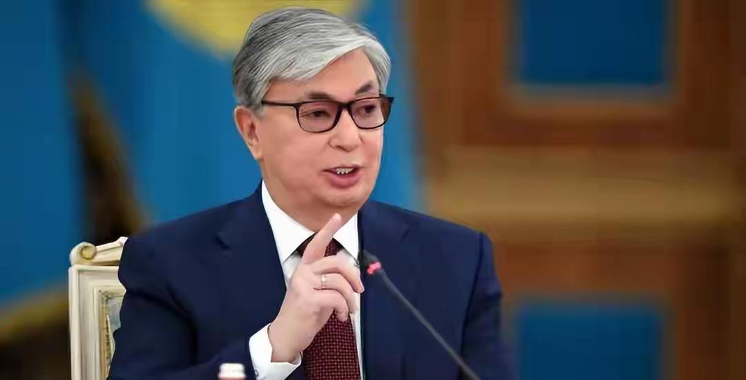 哈萨克斯坦在托卡耶夫的领导下，修宪成功。也就是说哈萨克斯坦放弃了超级总统制。向着