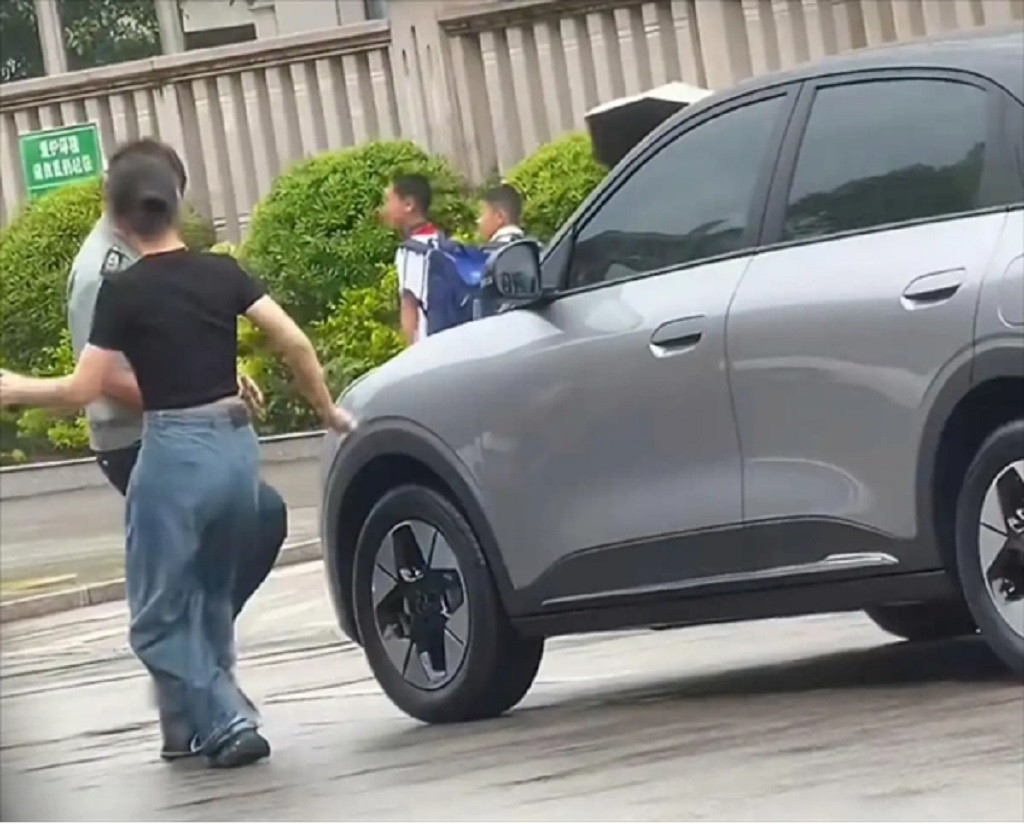 女子脚踹保安被扇耳光，隔着屏幕都感到痛