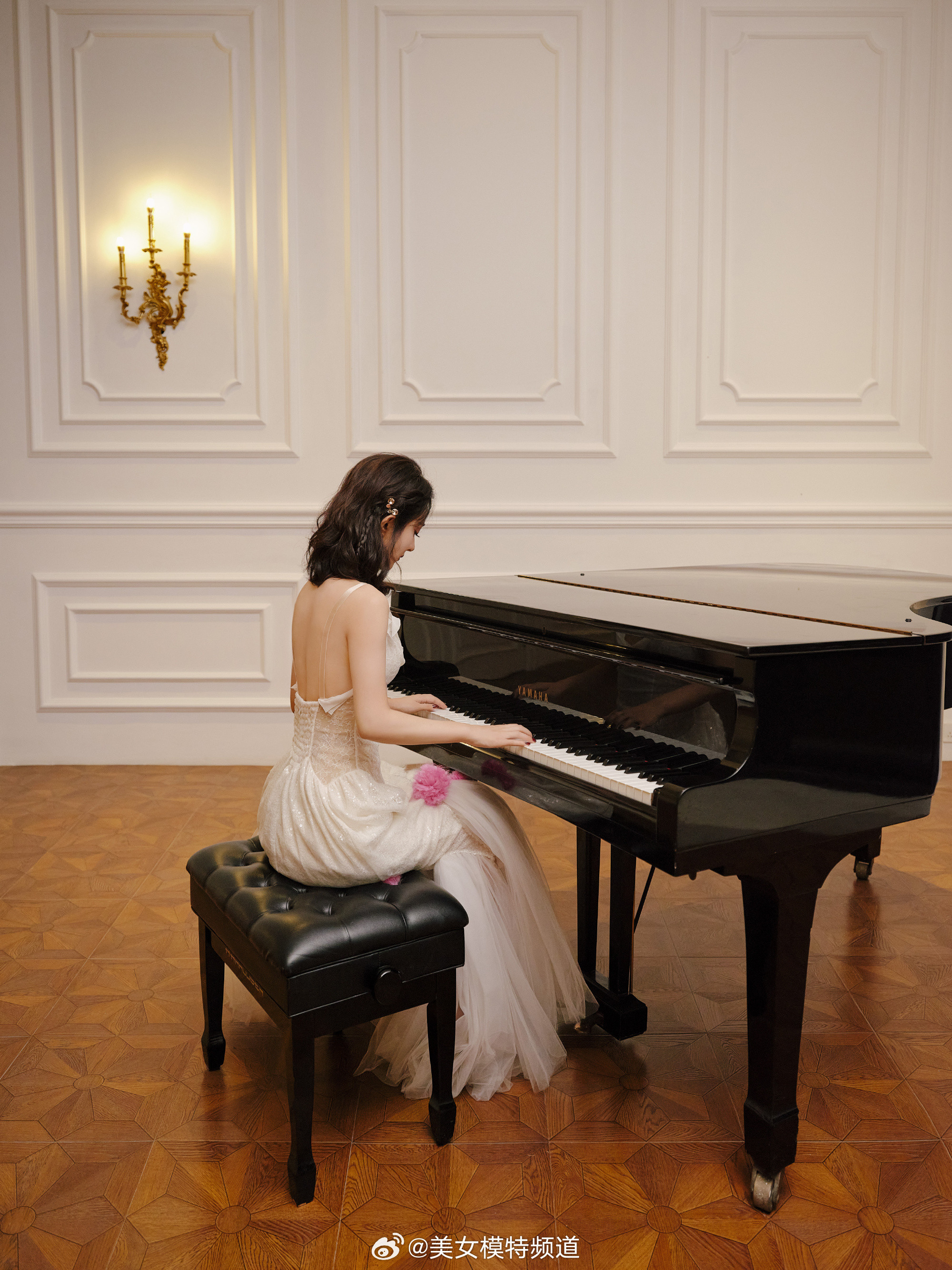 赵丽颖吊带露背裙写真