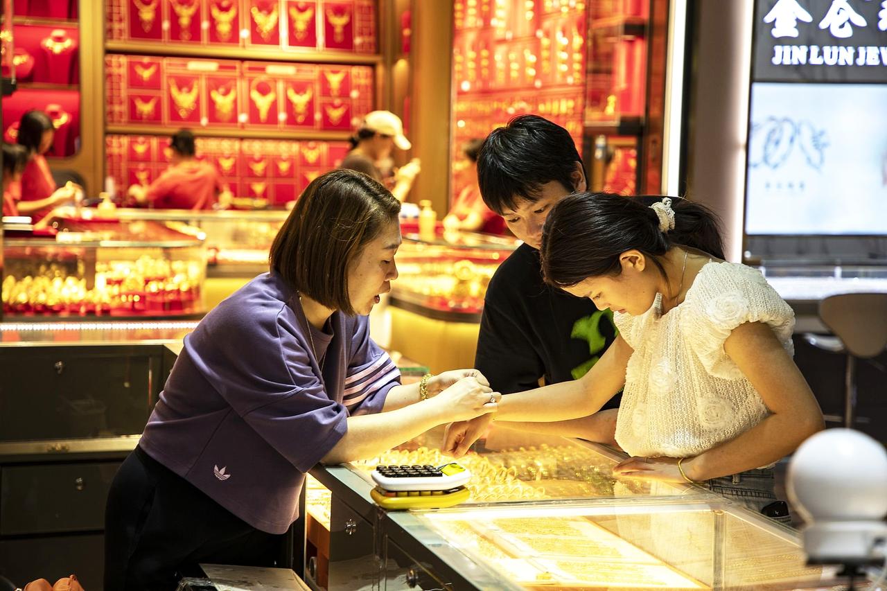 姐妹们，最近“小丽帮忙”里那对00后夫妻的事儿你们刷到了没？看得我心里拔凉拔凉的