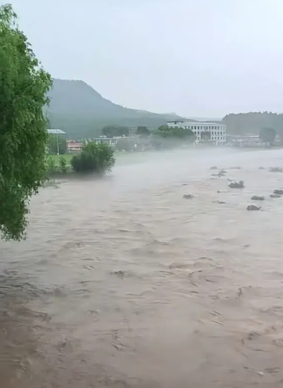 最近老家河北承德出了两件大事一个是水库泄洪淹了不少村庄，还有好多车都被淹了二