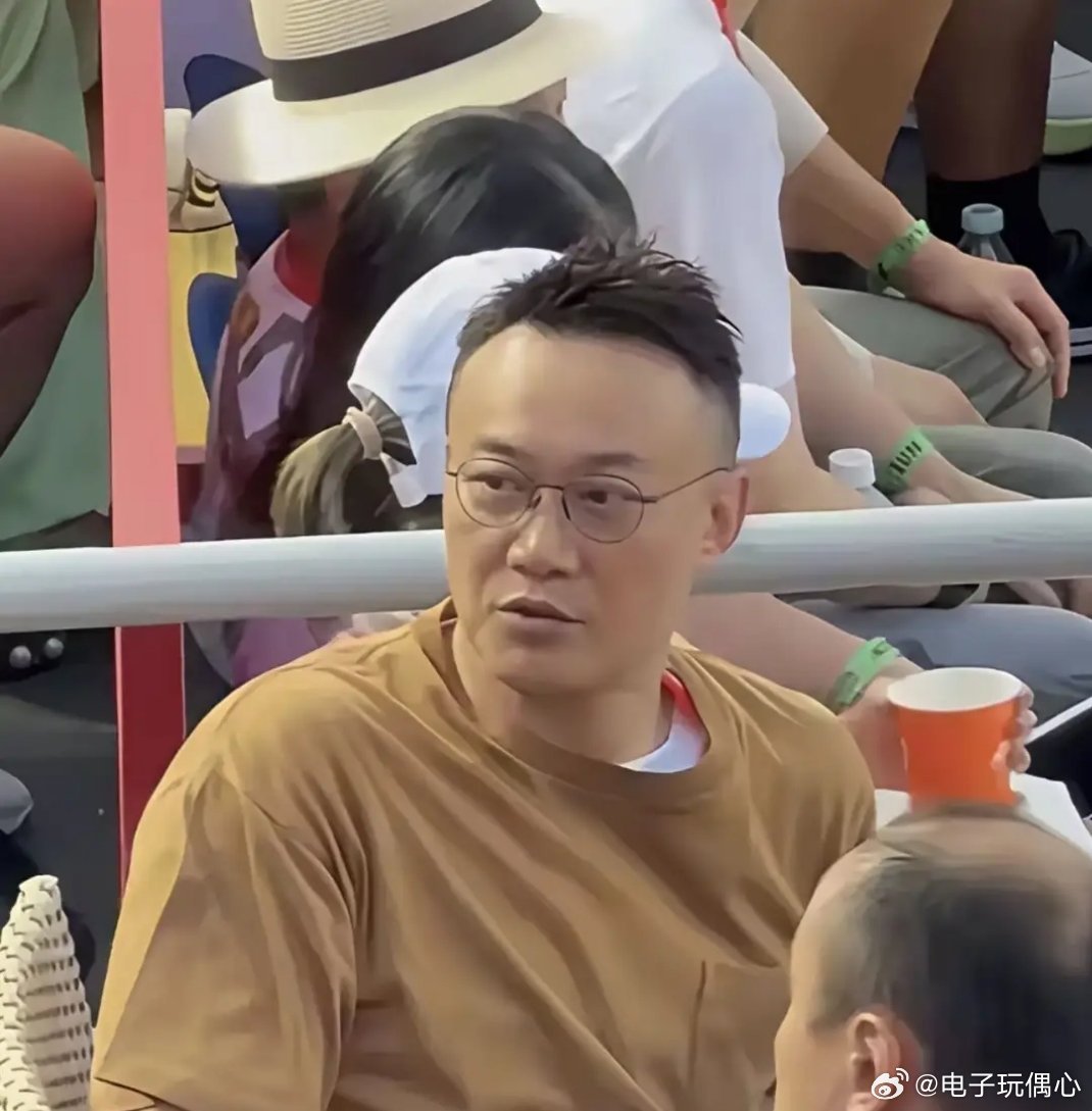 老天吶，差点没认出来。电视上看着一般般，真人巨帅啊！