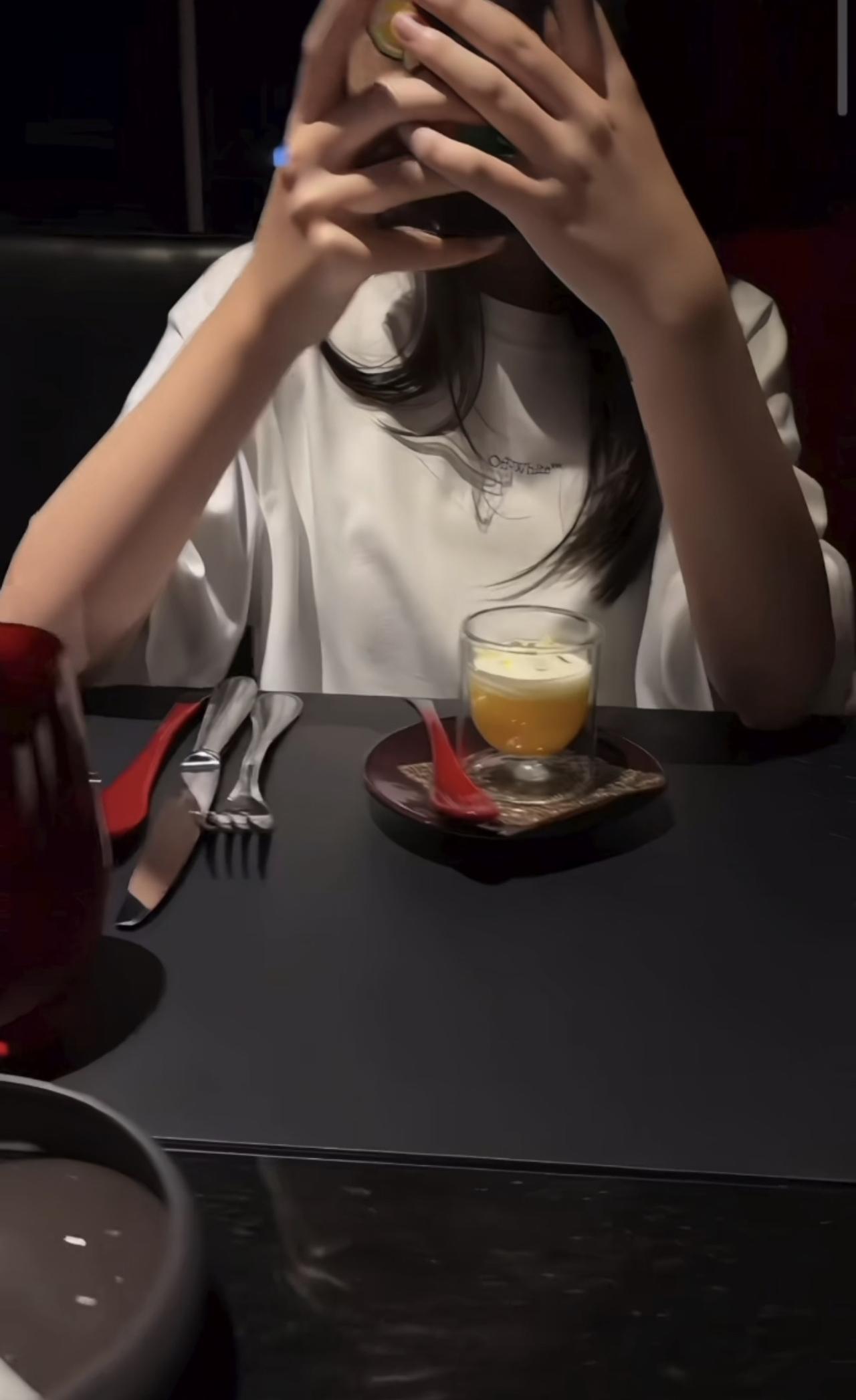 这几步路走的也太像大S了！5月24日，汪小菲发视频带着女儿小玥儿去吃法餐，罕见