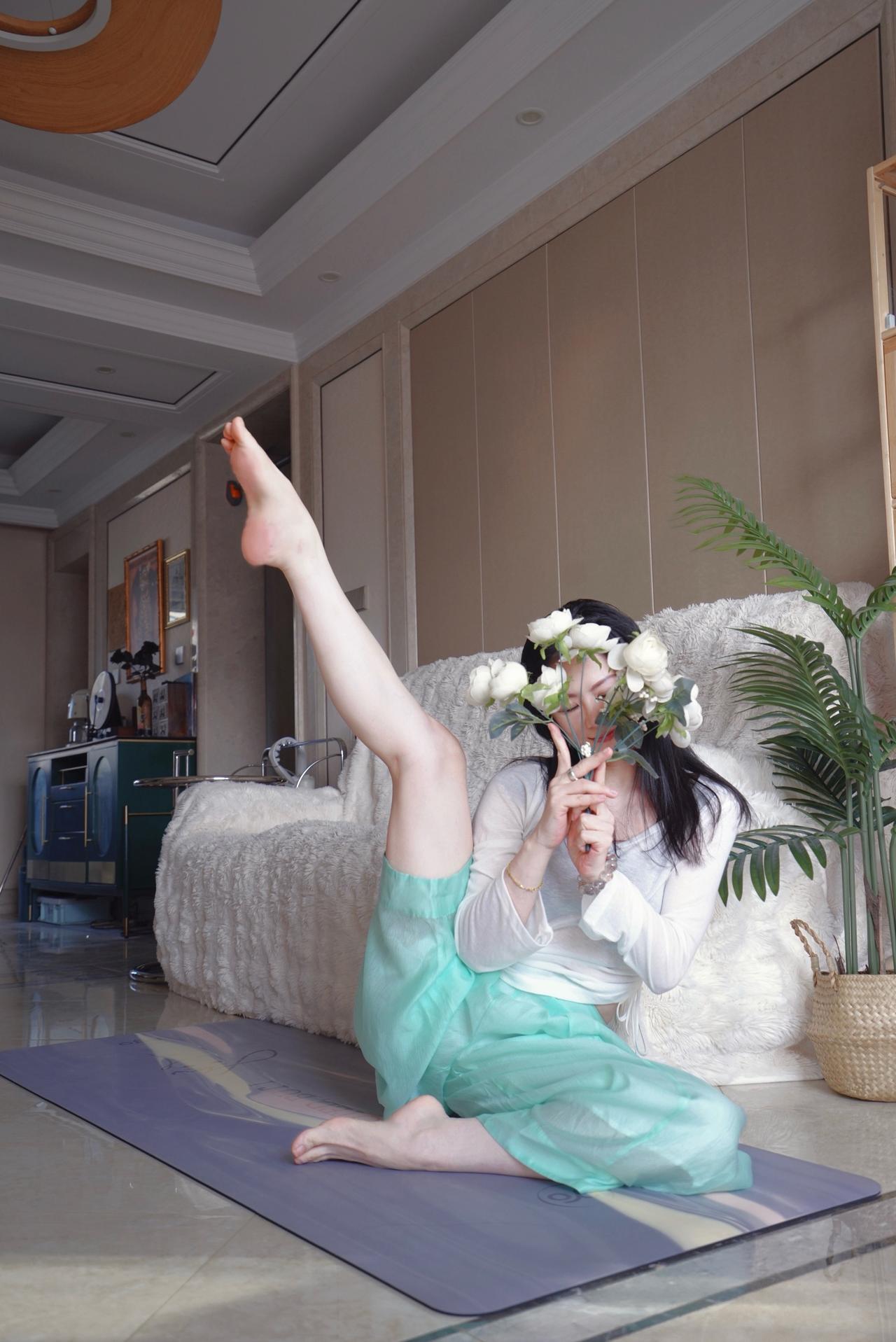 瑜伽女孩瑜伽体式拍照爱瑜伽的小姐姐